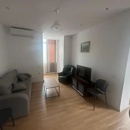 Tulip - Amazing Location * טיראנה